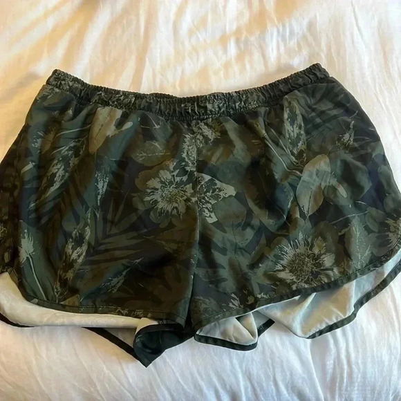 Old Navy Active lightweight workout shorts leaf pattern Size L - Picture 1 of 4